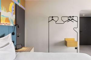 Ein Bett oder Betten in einem Zimmer der Unterkunft Spark by Hilton Vienna Donaustadt