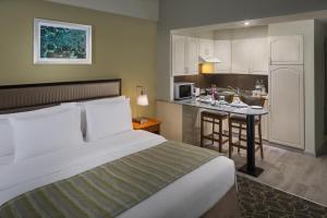 
Een bed of bedden in een kamer bij Savoy Park Hotel Apartments

