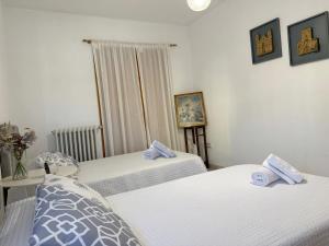 a bedroom with two beds and a window at VUT Casa Orrios, en el centro de Alcañiz. in Alcañiz