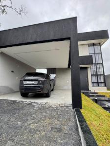 a car parked in a garage with a cross at Mansão Luxuosa em Condominio in Belo Horizonte +4 photos