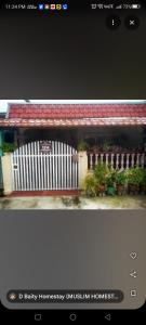 una fotografia di una recinzione bianca e di una panchina di D Baity Homestay Gemas - MALAY ONLY a Gemas