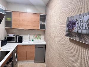 A kitchen or kitchenette at Apartamento Primera Línea de Playa Paseo Marítimo Perla 5
