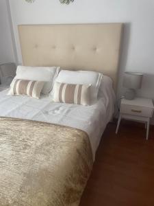 A bed or beds in a room at Apartamento Primera Línea de Playa Paseo Marítimo Perla 5