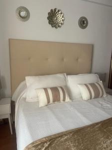 A bed or beds in a room at Apartamento Primera Línea de Playa Paseo Marítimo Perla 5