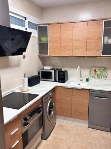 A kitchen or kitchenette at Apartamento Primera Línea de Playa Paseo Marítimo Perla 5