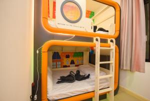 努沙再也D'Pristine Theme Suite by Nest Home at LEGOLAND的一张橙色双层床,其中两人