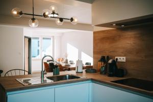 a kitchen with a sink and a counter top at L'Escapade des Lacs - Gite aux Lacs de l'Eau d'Heure in Cerfontaine