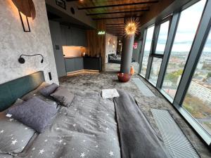 Ένα ή περισσότερα κρεβάτια σε δωμάτιο στο Hanza Tower Apartment - 22 floor, swimming pool & SPA