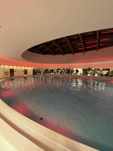 Πισίνα στο ή κοντά στο Hanza Tower Apartment - 22 floor, swimming pool & SPA
