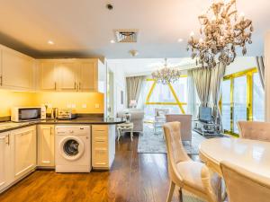 Kuchyň nebo kuchyňský kout v ubytování Luxury Spacious Condo in the Iconic Park Towers