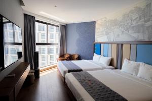 ein Hotelzimmer mit zwei Betten und einem Fenster in der Unterkunft The Apec Mandala Ocean View Mui Ne - Condotel in Mui Ne + 37 Fotos