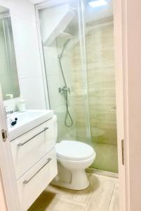 a bathroom with a shower and a toilet and a sink at Apartamento 5 min metro Sevilla in Mairena del Aljarafe +1 photo