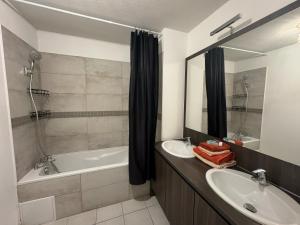 Bilik mandi di Appart Lumineux 2ch proche Près d'Arènes avec wifi tv et patio +18 gambar