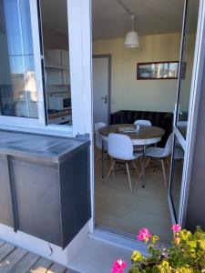 een balkon met een tafel en stoelen in een kamer bij Ty Fanch Quiberon in Quiberon +7 foto's