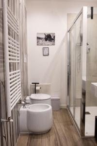 Koupelna v ubytování UNA Room + 25 fotografií
