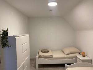 a small bedroom with a bed and a dresser at Aa-partment nahe A1 - Monteurswohnung in Ostbevern