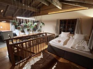 Ένα ή περισσότερα κρεβάτια σε δωμάτιο στο Mountain Homes - Outpost Studio