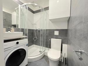 a bathroom with a toilet sink and a shower at Krásny byt - garzonka v Novom meste in Koliba