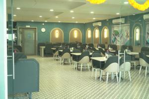 Adarsh Hotel餐厅或其他用餐的地方