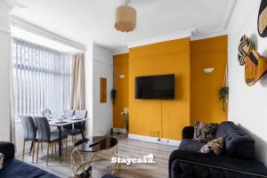 Μια τηλεόραση ή/και κέντρο ψυχαγωγίας στο Alma Co-living - Private Room Self-cater