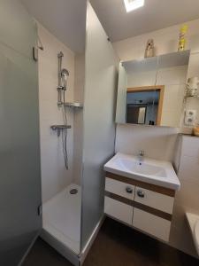 un baño con ducha y lavabo en Ferienwohnung-Gerti, en Uderns