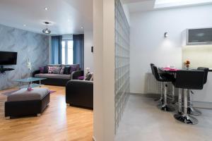 Televízia a/alebo spoločenská miestnosť v ubytovaní Neo Apartments
