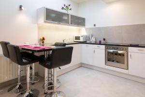 Kuchyňa alebo kuchynka v ubytovaní Neo Apartments
