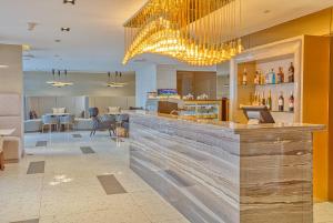 Foto Manilas asuva majutusasutuse Luxury California King Suite with Pool and City View galeriist