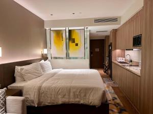 Foto Manilas asuva majutusasutuse Luxury California King Suite with Pool and City View galeriist