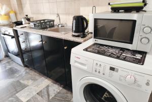 Kuchyň nebo kuchyňský kout v ubytování Boho Sea View Apartment