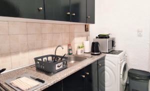 Kuchyň nebo kuchyňský kout v ubytování Boho Sea View Apartment