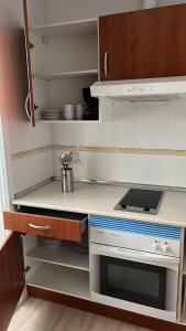 eine Küche mit weißen Schränken und einem Herd in der Unterkunft Almerimar Golf y Playa in Almerimar