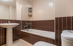 ein Badezimmer mit Waschbecken, Badewanne und Toilette in der Unterkunft Almerimar Golf y Playa in Almerimar