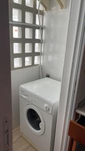 eine Waschmaschine in einem Zimmer mit Fenster in der Unterkunft Almerimar Golf y Playa in Almerimar