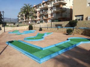 a group of skate ramps in a courtyard with a building at Precioso dúplex con vistas al mar y piscina in Les Cases d'Alcanar