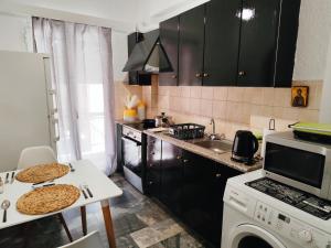 Kuchyň nebo kuchyňský kout v ubytování Boho Sea View Apartment + 32 fotografií