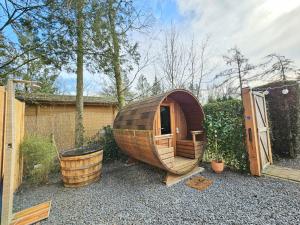 Κήπος έξω από το Holiday home with private Sauna on the Veluwe with cold water Tub bath