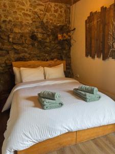 a bedroom with a bed with two towels on it at Casas Rio Verde in Cheleiros