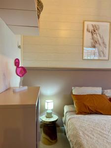 - une chambre avec un lit et une lampe de flamant rose dans l'établissement CASA Chill I Port & Plage à 500 m I Parking Privé, au Barcarès