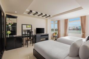 TV a/nebo společenská místnost v ubytování Kay Hotel Da Nang - Near Dragon Bridge