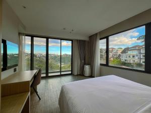 Postel nebo postele na pokoji v ubytování The Luxe Da Lat