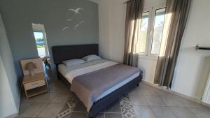 Posteľ alebo postele v izbe v ubytovaní Βίλα με Υπέροχη Θέα Porto Cheli Villa Luxury Kounoupisea