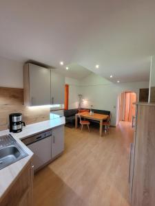 Kuchnia lub aneks kuchenny w obiekcie Apartment Santnerhof