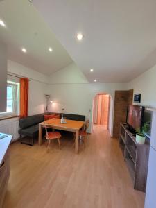 salon ze stołem i kanapą w obiekcie Apartment Santnerhof w mieście Virgen