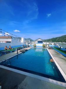 Bazén v ubytování Hotel Baya Phuket nebo v jeho okolí