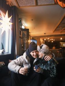 KittelfjällにあるHotell Kittelfjällのソファに座って飲み物を飲む男女