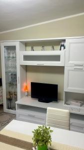 TV a/nebo společenská místnost v ubytování Appartamento Giardini Naxos Butterflies Home