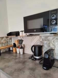 una cocina con encimera y microondas en Carré d'Or - Studio lumineux à 5 minutes de la plage, en Niza 15 fotos más