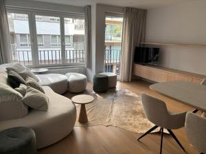 een woonkamer met een bank en een tafel bij Bayaux centrum Knokke in Knokke-Heist