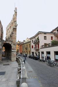 uma rua da cidade com edifícios e bicicletas estacionadas na rua em La Terrazza sull'Arena em Verona